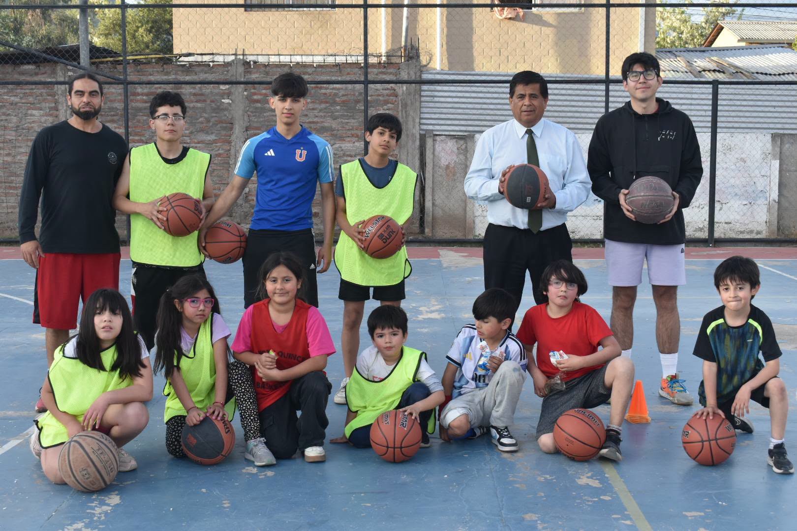 Alcalde Claudio Zurita entrega implementación deportiva a taller infantil de básquetbol en Villa Los Aromos